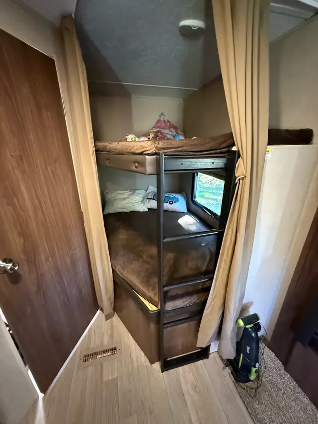 2018 Coleman 263BH 26 foot travel trailer - Photo 10