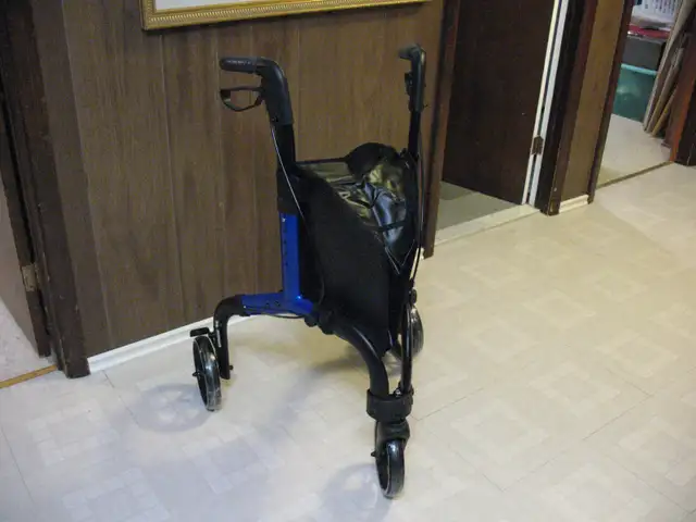 Premium 3 Wheel Rolator/Walker, BRAND NEW - Photo 9