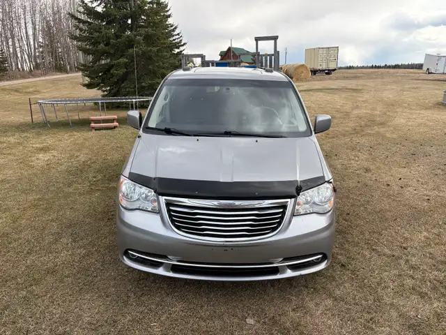 2016 Chrysler Town and Country - Photo 2
