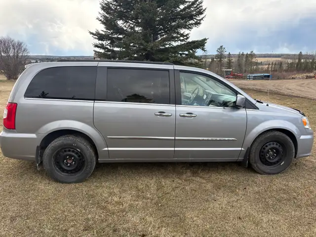 2016 Chrysler Town and Country - Photo 3