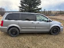 2016 Chrysler Town and Country - Photo 3