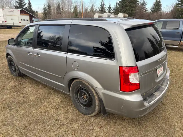 2016 Chrysler Town and Country - Photo 5