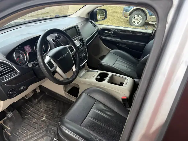 2016 Chrysler Town and Country - Photo 8