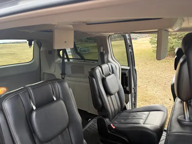 2016 Chrysler Town and Country - Photo 10