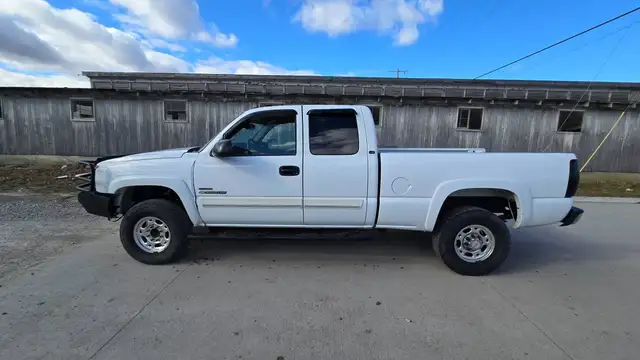 2004 Chevrolet Silverado 2500HD Duramax LB7 4X4 - Photo 2