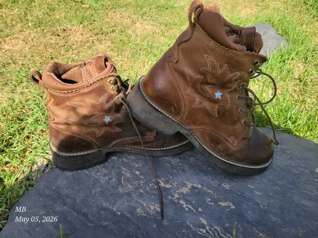 ARIAT WOMEN'S LACE-UP LEATHER BOOTS