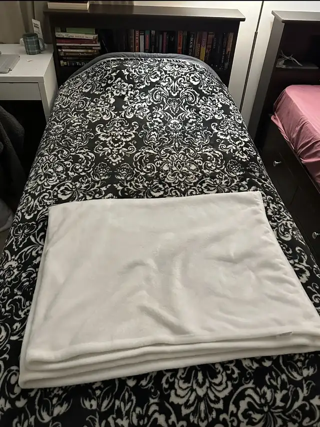 Pair of Matching Twin Storage Beds   Bookshelf Headboards & Matt - Photo 2