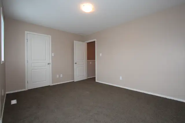 3 Bed, 1.5 Bath Townhouse - South Side, Quiet - Photo 2