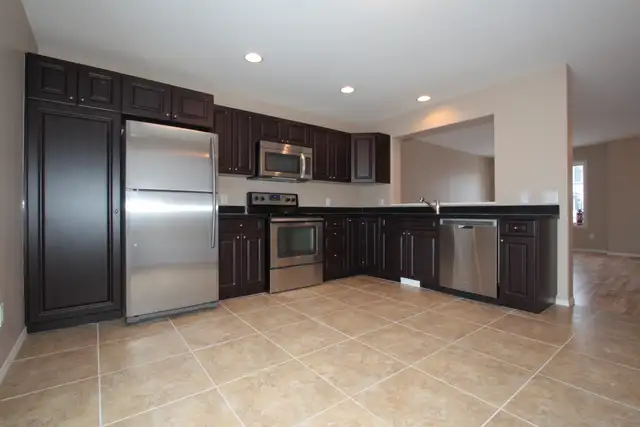 3 Bed, 1.5 Bath Townhouse - South Side, Quiet - Photo 3