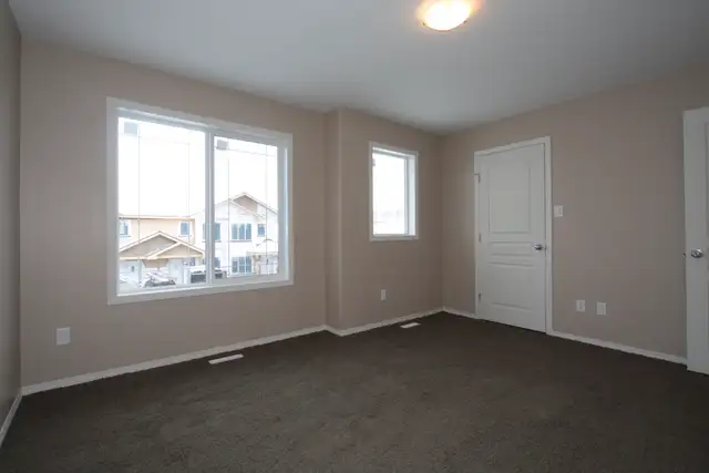 3 Bed, 1.5 Bath Townhouse - South Side, Quiet - Photo 4