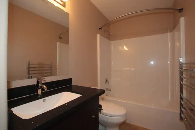 3 Bed, 1.5 Bath Townhouse - South Side, Quiet - Photo 5