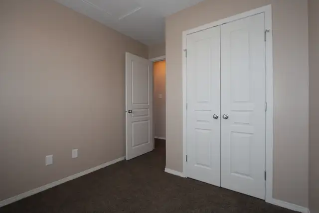 3 Bed, 1.5 Bath Townhouse - South Side, Quiet - Photo 8