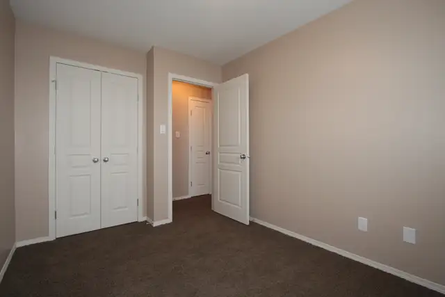 3 Bed, 1.5 Bath Townhouse - South Side, Quiet - Photo 9