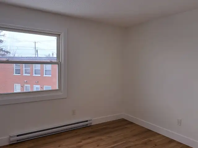 Renovated 2 bedroom   den in quiet West end building - Photo 12
