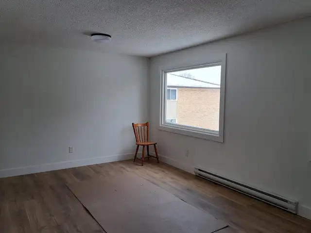 Main floor 2 bdrm   den in quiet sixplex in West end - Photo 8