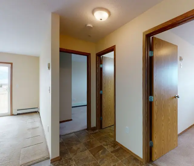 #1534 - 2 Bed/ 1 Bath condo in Royal Oaks Manor Avail. July 1st - Photo 5