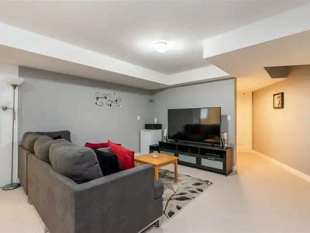 Spacious 1 Bed / 1 Bath Basement Suite - Photo 2