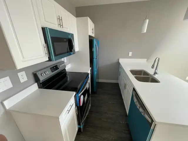 Bright  2 Bedroom, 1 Bath Lower Level in Aspen Ridge - Photo 2