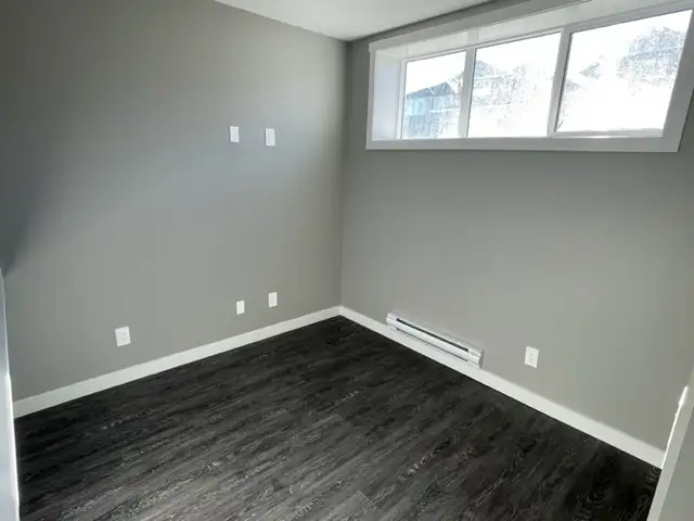 Bright  2 Bedroom, 1 Bath Lower Level in Aspen Ridge - Photo 3