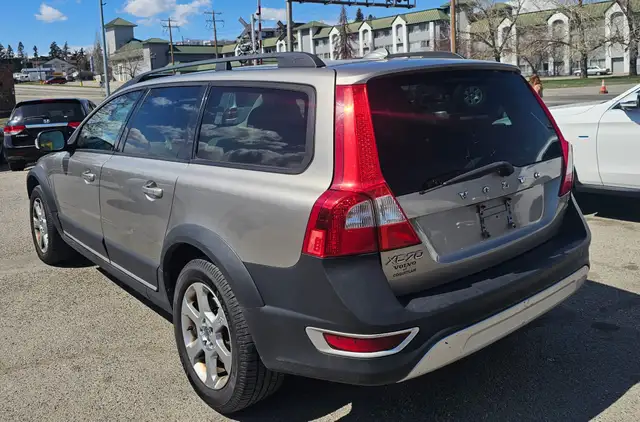 This Sport Utility Vehicle (SUV)/Multi-Purpose Vehicle (MPV) pow - Photo 2