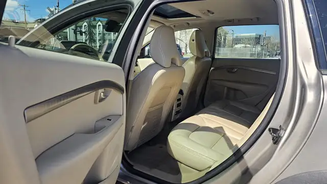 This Sport Utility Vehicle (SUV)/Multi-Purpose Vehicle (MPV) pow - Photo 14