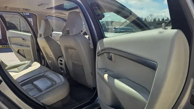 This Sport Utility Vehicle (SUV)/Multi-Purpose Vehicle (MPV) pow - Photo 17