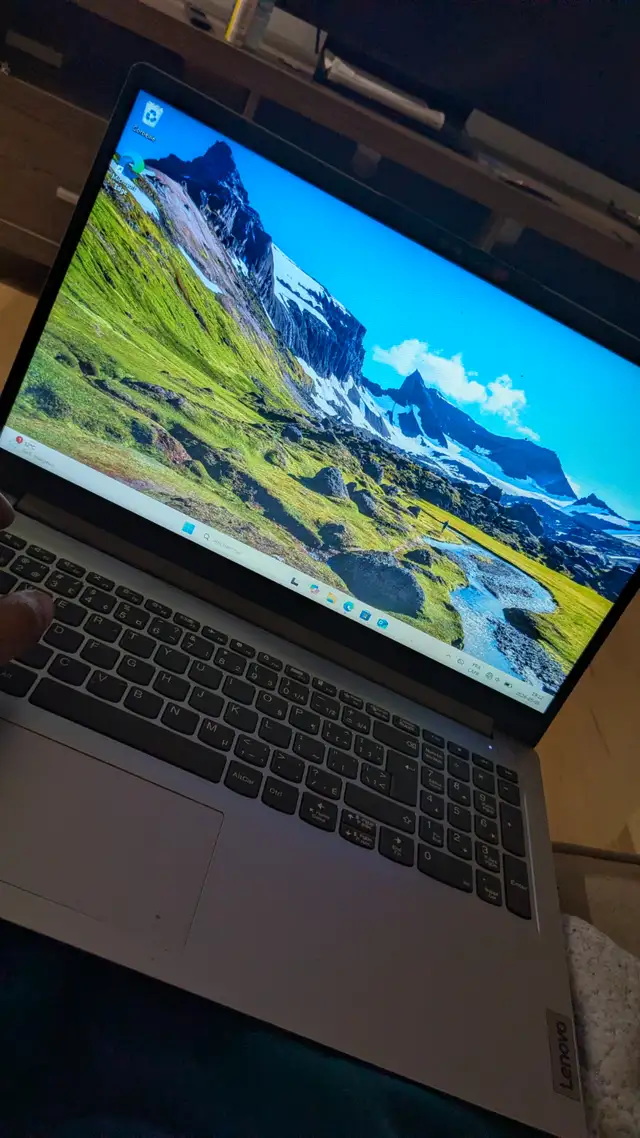 Lenovo ideapad i1 7 - Photo 2