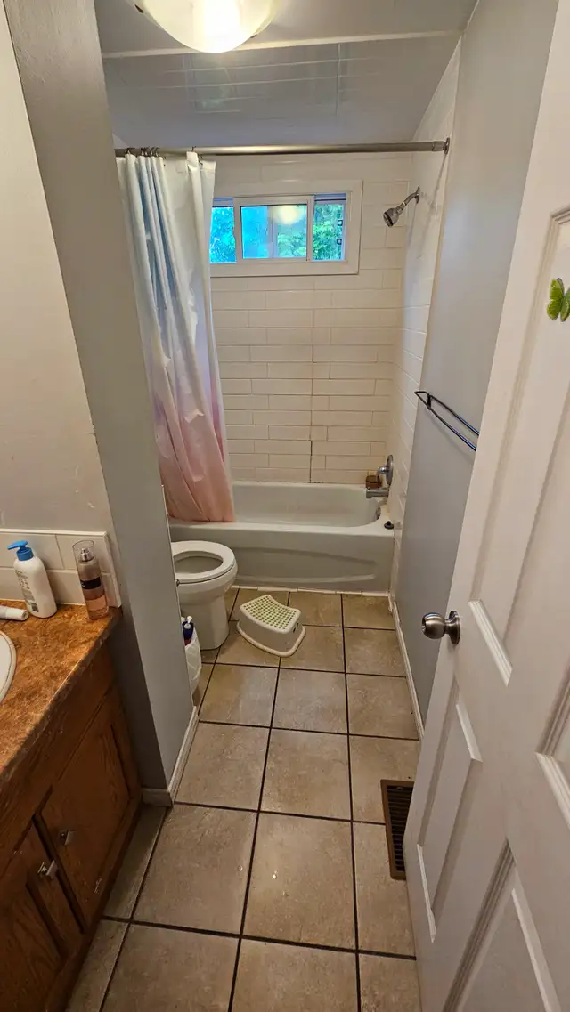 Room available for rent on College Ave W, near University. - Photo 3