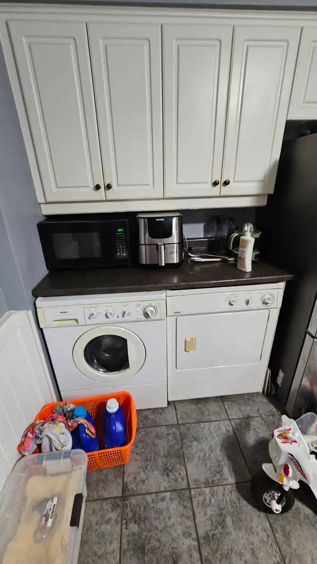 Room available for rent on College Ave W, near University. - Photo 5
