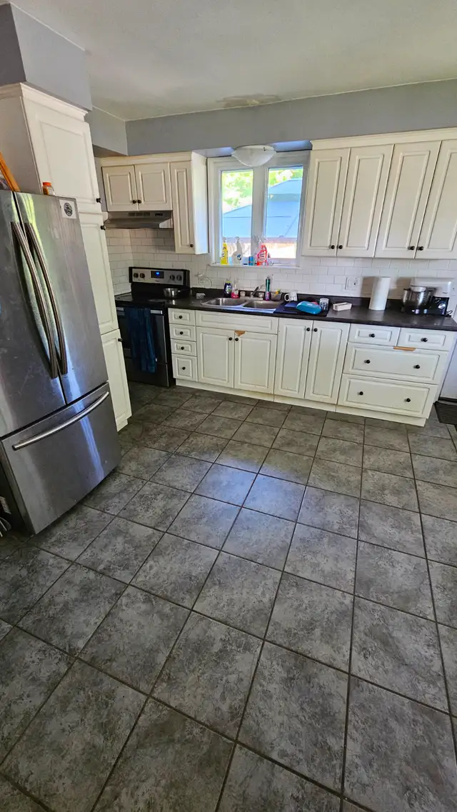 Room available for rent on College Ave W, near University. - Photo 6