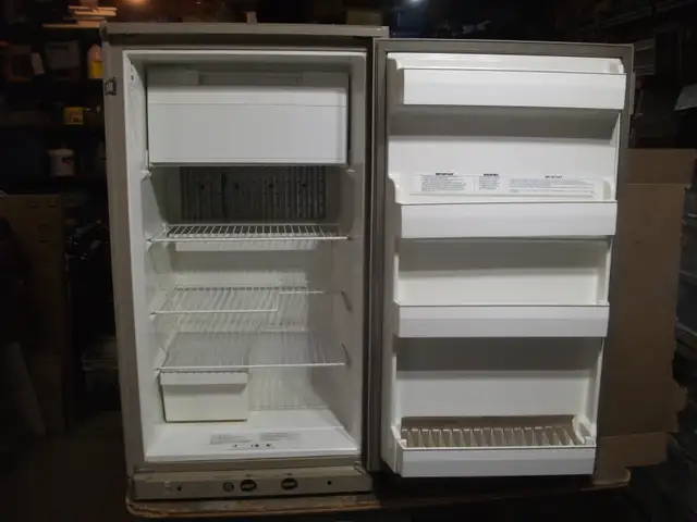 PROPANE ELECTRIC FRIDGE - Photo 2