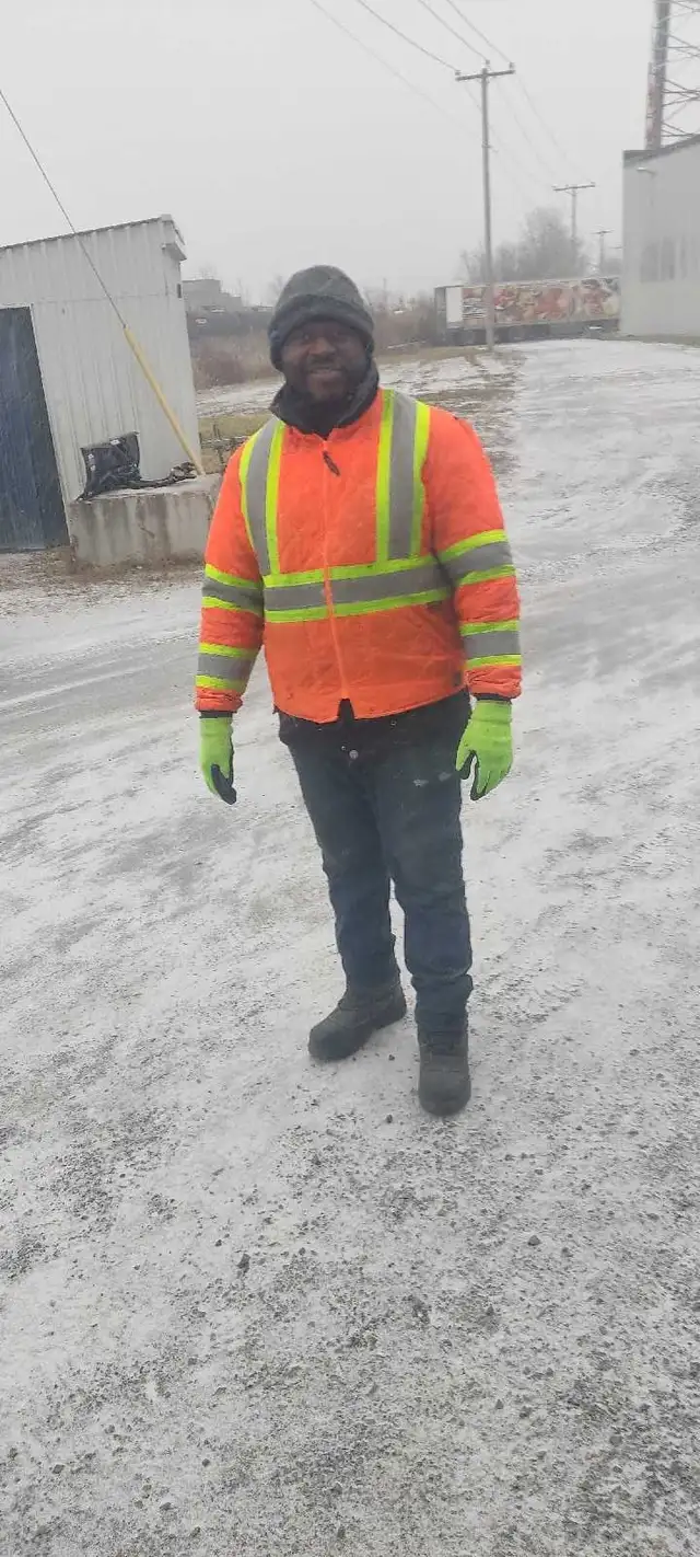 Général labourer. Bilingual speak both french and English
