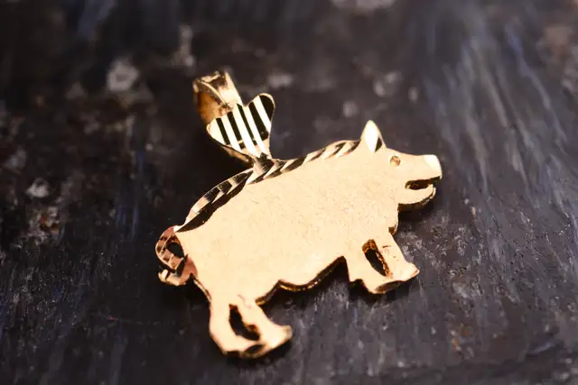 10K PIG PENDANT