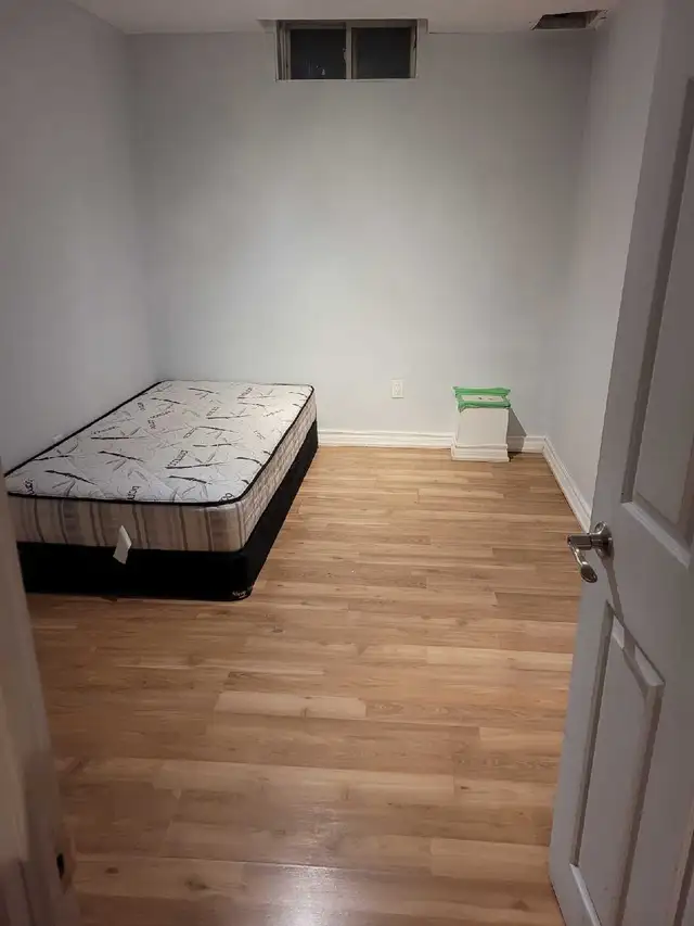 Room for rent - Markham and steels- Males only - Photo 2