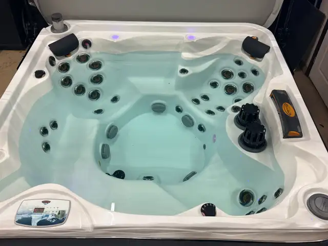 2015 6 Person Arctic Spas Yukon Hot Tub w Bluetooth Stereo