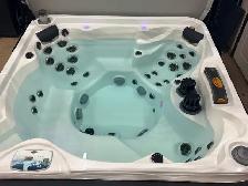 2015 6 Person Arctic Spas Yukon Hot Tub w Bluetooth Stereo