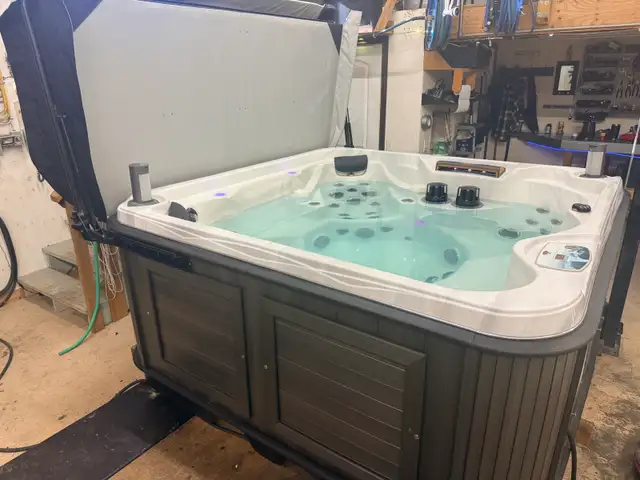 2015 6 Person Arctic Spas Yukon Hot Tub w Bluetooth Stereo - Photo 2