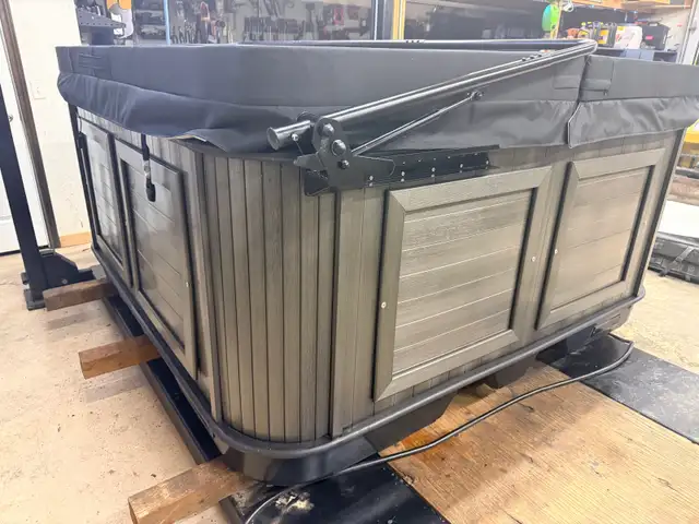 2015 6 Person Arctic Spas Yukon Hot Tub w Bluetooth Stereo - Photo 3
