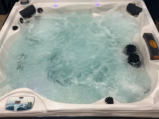 2015 6 Person Arctic Spas Yukon Hot Tub w Bluetooth Stereo - Photo 6