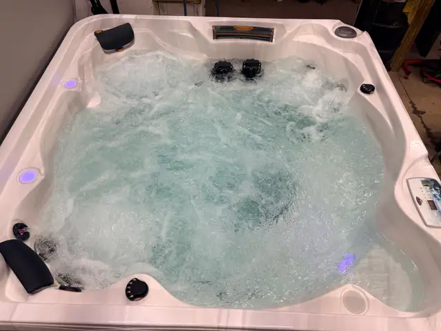 2015 6 Person Arctic Spas Yukon Hot Tub w Bluetooth Stereo - Photo 7