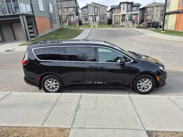 CHRYSLER GRAND CARAVAN SXT 2025 - Photo 5