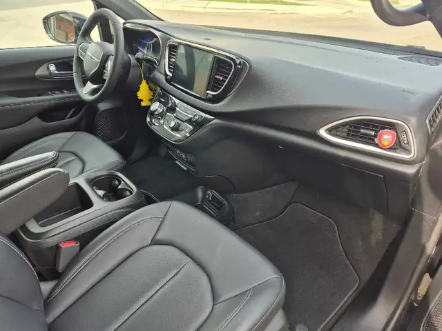 CHRYSLER GRAND CARAVAN SXT 2025 - Photo 8