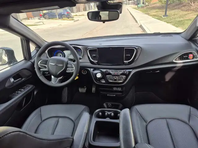 CHRYSLER GRAND CARAVAN SXT 2025 - Photo 9