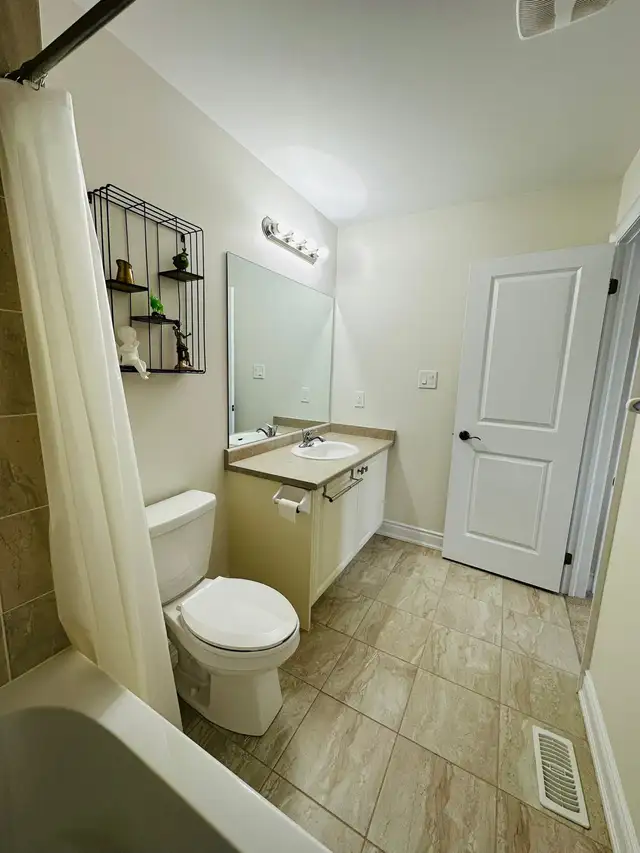 private room for rent in Bradford - Photo 5