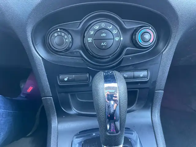 2011 Ford Fiesta Hatchback, Low KM, One Owner, No Accident. - Photo 10