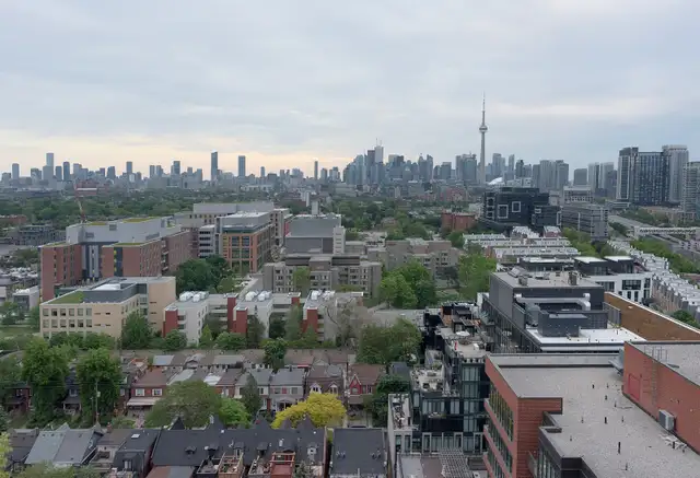 2 Bed & 2 Bath Lower Penthouse Unit – Queen West