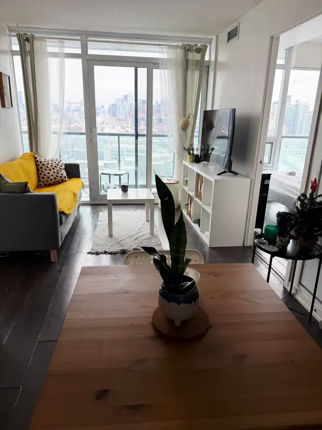 2 Bed & 2 Bath Lower Penthouse Unit – Queen West - Photo 3