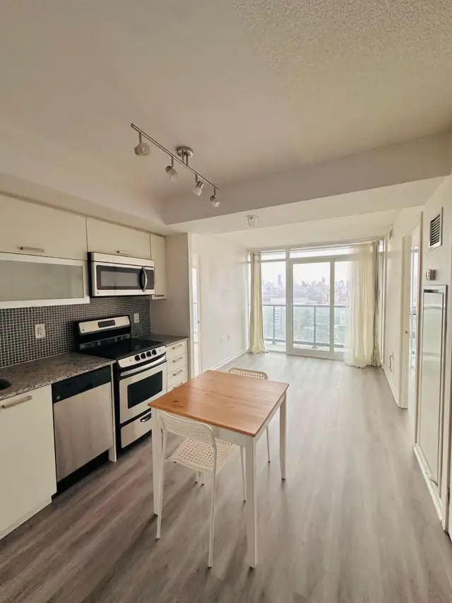 2 Bed & 2 Bath Lower Penthouse Unit – Queen West - Photo 5