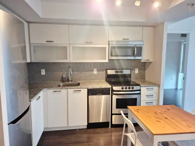 2 Bed & 2 Bath Lower Penthouse Unit – Queen West - Photo 7