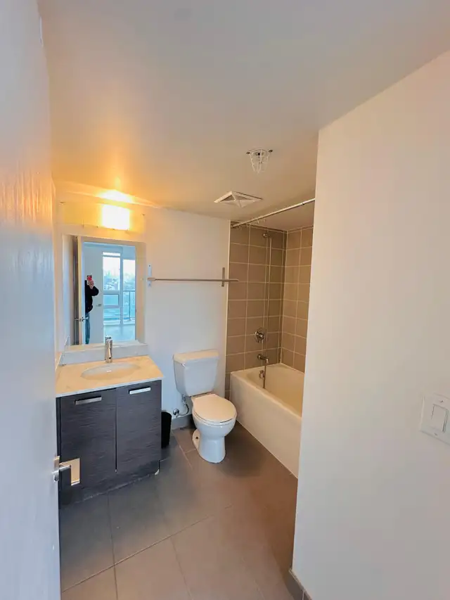 2 Bed & 2 Bath Lower Penthouse Unit – Queen West - Photo 11